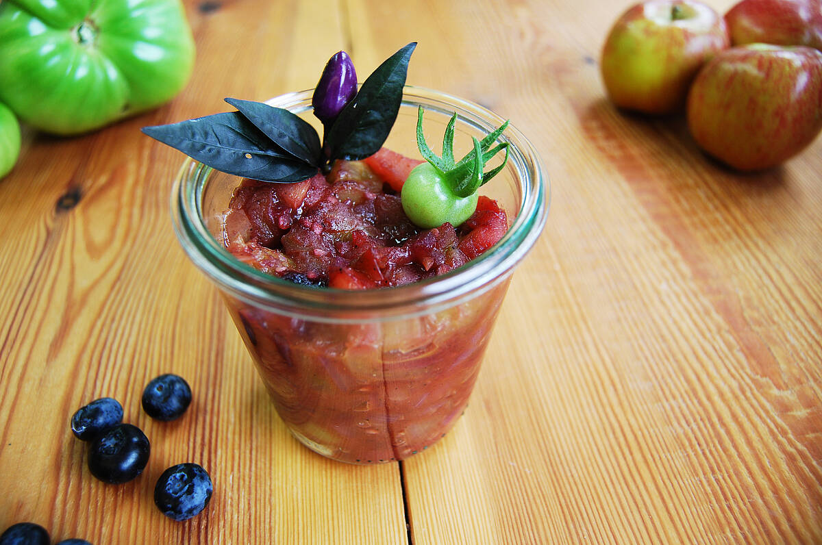 Grüne Tomaten – Blaubeer Chutney